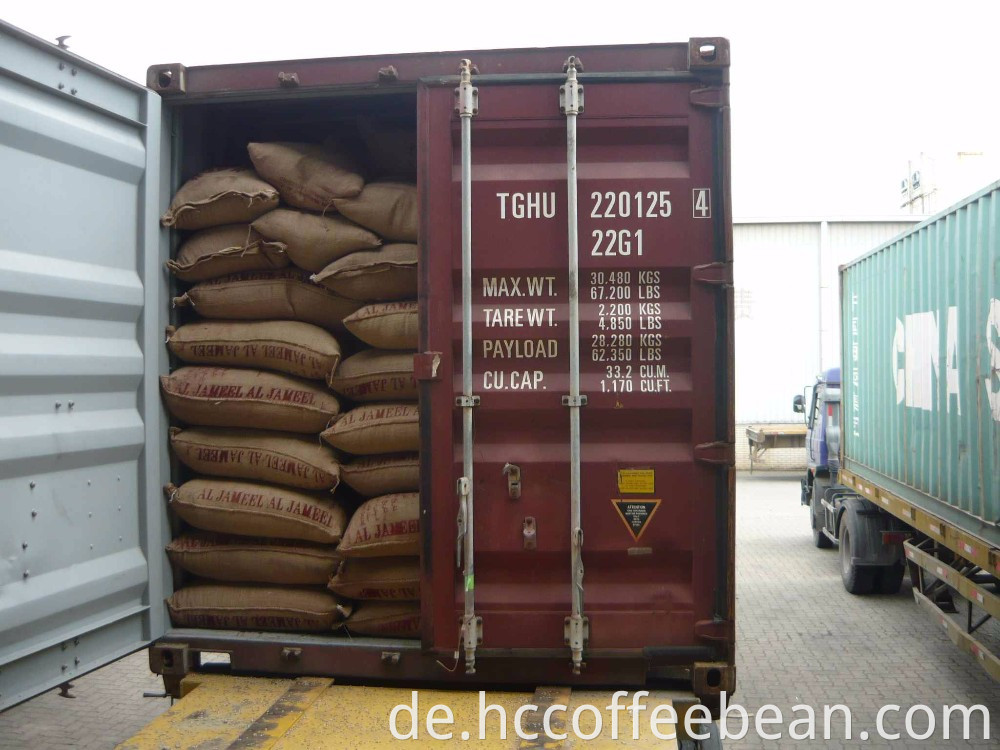 Chinesischer schwarzer Kaffee, Kaffeebohnen in der Schale, mit Schalenkaffee